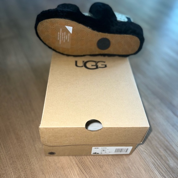 Ugg Oh Yeah Sandals - Picture 2 of 3